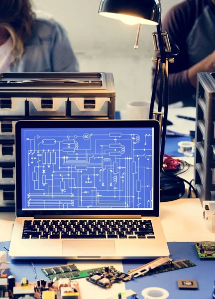 Комп Ютерний Ноутбук Показує Шаблон Електронної Схеми — стокове фото