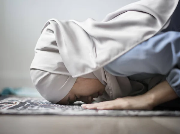 Mulher Muçulmana Orando Postura Sujud — Fotografia de Stock