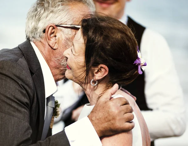 Üst düzey çift kumsalda getting evli ve öpüşme