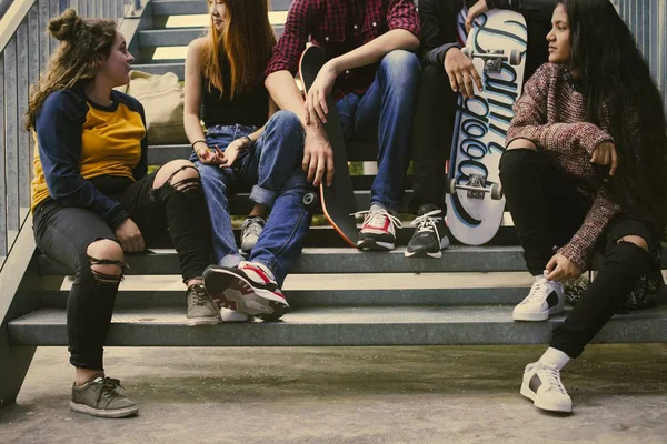 Groupe Amis Adolescents Avec Skateboards — Photo