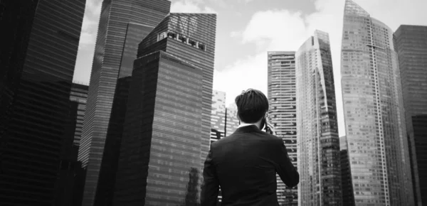 Ázsiai Üzletember Egy Városban — Stock Fotó