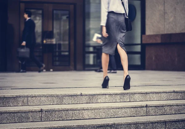 Bir neşeli beyaz kadın kavramı