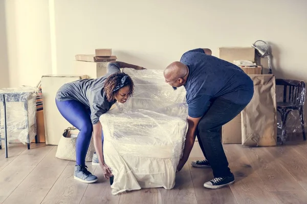 Couple Déménageant Dans Une Nouvelle Maison — Photo