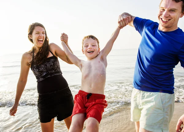 Glückliche Familie Spielt Abends Strand Zusammen — Stockfoto