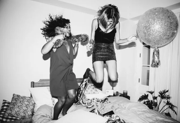 Девушки Прыгают Кровати Вместе — стоковое фото