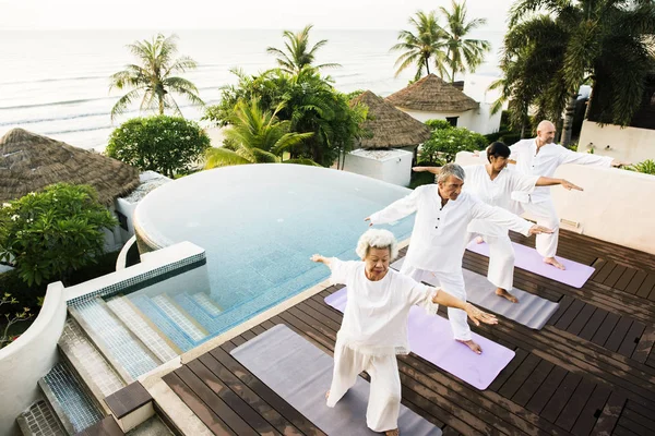 Grupo Personas Mayores Que Practican Yoga Por Mañana — Foto de Stock