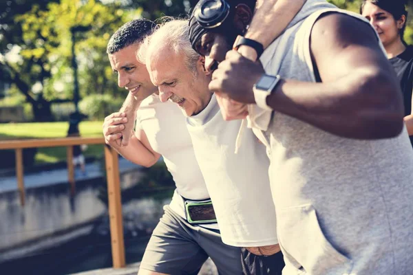 Männer Helfen Älteren Menschen — Stockfoto