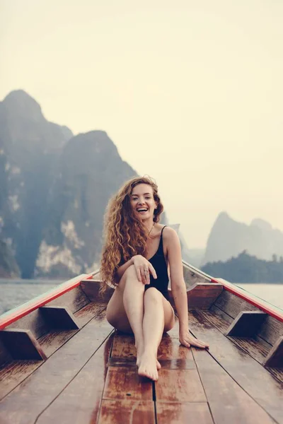 Vacker Kvinna Poserar Båt — Stockfoto