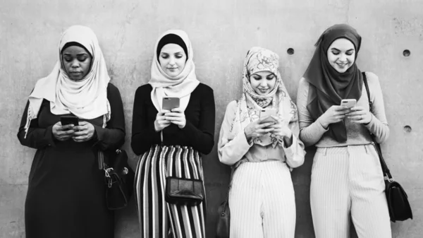 Мусульманские Девушки Используют Смартфоны Подряд — стоковое фото