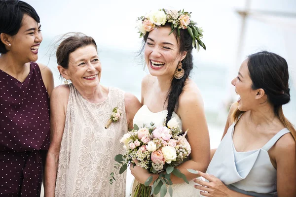 Весела Наречена Мамою Друзями Пляжному Весіллі — стокове фото