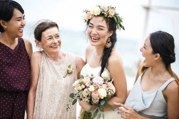 Noiva Alegre Com Mãe Amigos Casamento Praia — Fotografia de Stock