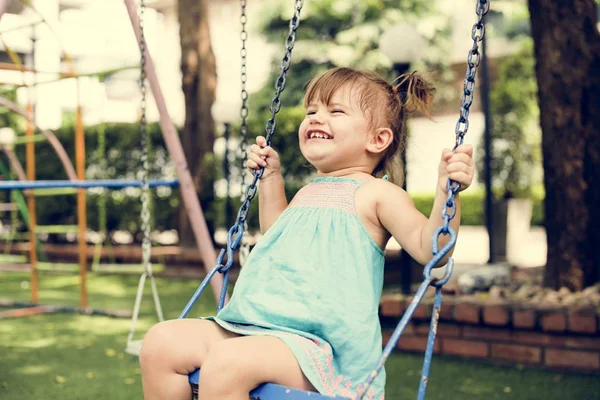 Kleines Mädchen Hat Spaß Beim Spielen Park — Stockfoto