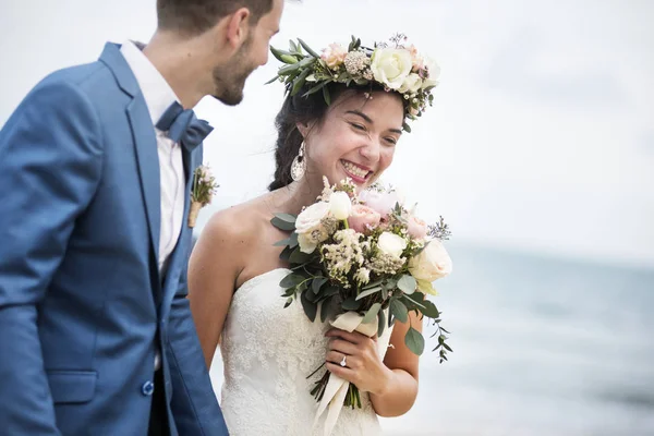 Genç mutlu çift sahilde evleniyor