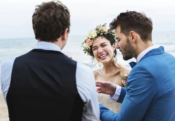 Vrolijke Jonggehuwden Strand Huwelijksceremonie — Stockfoto