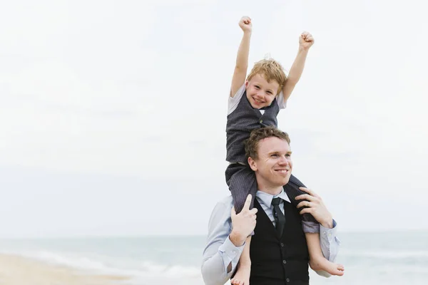 Щасливий Маленький Хлопчик Їде Батьківських Плечах Піднятими Руками Церемонії Весілля — стокове фото