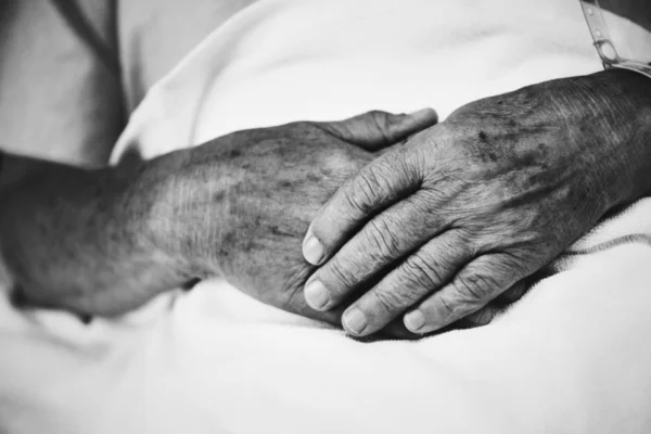 病気の老人の手 — ストック写真
