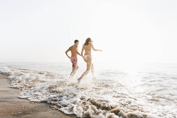 Mutlu çift akan suyun