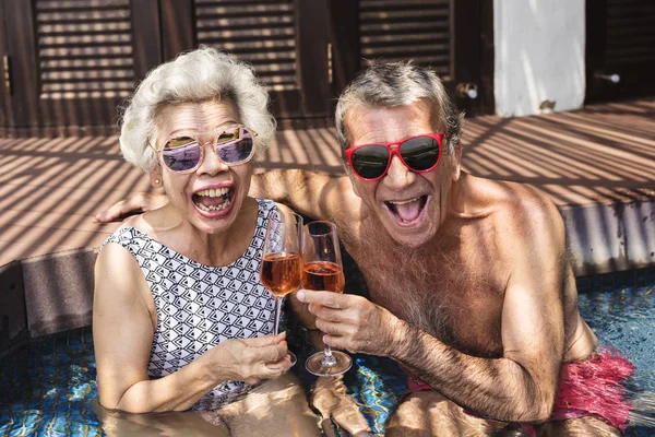 Glückliche Senioren Trinken Prosecco Pool — Stockfoto