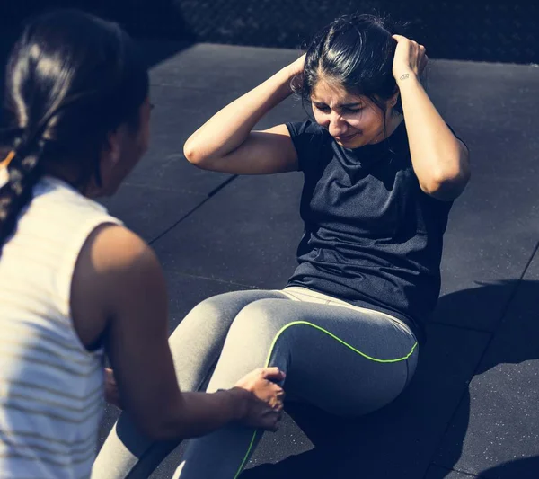 Menschen Die Fitnessstudio Trainieren — Stockfoto