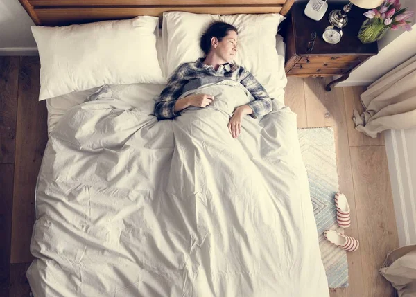 Mujer Caucásica Durmiendo Cama —  Fotos de Stock