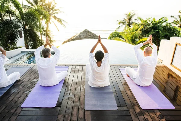 Grupp Seniorer Som Utövar Yoga Morgonen — Stockfoto