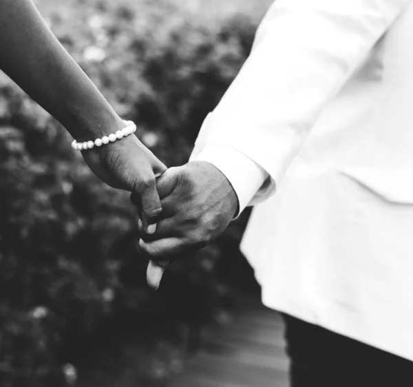 Preto Branco Cortado Tiro Casamento Casal Mãos Dadas — Fotografia de Stock