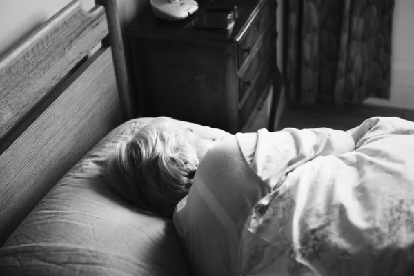 Idős Alszik Egy Ágyban — Stock Fotó