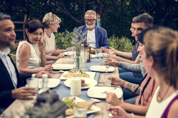 Grupo Amigos Diversos Estão Jantando Juntos — Fotografia de Stock