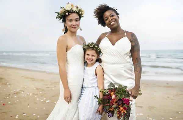 Két Boldog Menyasszony Virág Lány Strandon — Stock Fotó