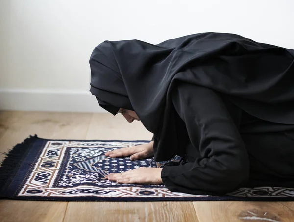 Donna Musulmana Che Prega Postura Sujud — Foto Stock