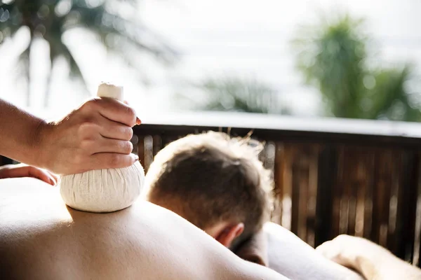 Homem Fazendo Uma Massagem Compressa Ervas Spa — Fotografia de Stock