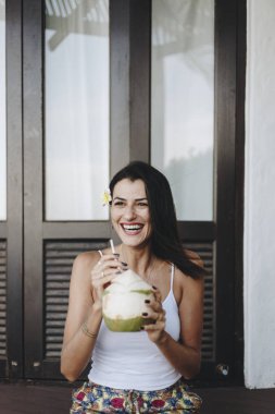 Taze Hindistan cevizi içme kadın