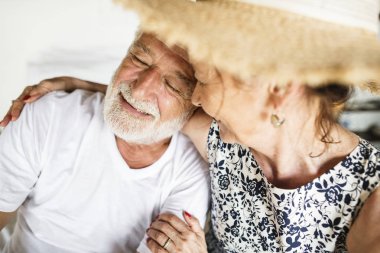 Mutlu olgun kadın kocasını seyir