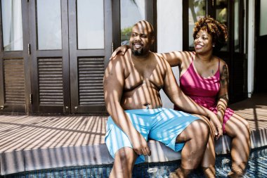 Oturma birlikte resort havuz kenarında çift