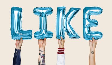 Mavi alfabe helyum balonları gibi metin şekillendirme