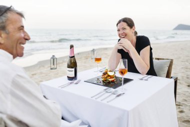 Kumsalda romantik bir akşam yemeği zevk çift