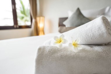 Bir yatağa kadar temiz havlu haddelenmiş