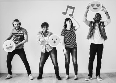 İnsanlar zevk müzik ve emojis birlikte