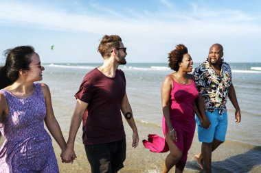 Farklı arkadaş plajda eğlenmek