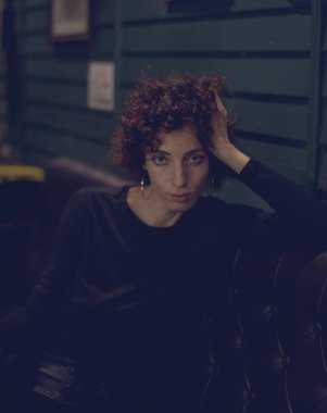 Bir barda beyaz bir kadın portresi