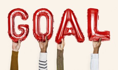 Metin hedef oluşturan kırmızı alfabe helyum balonları