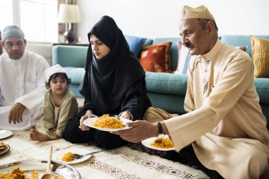 Müslüman aile yerde akşam yemeği