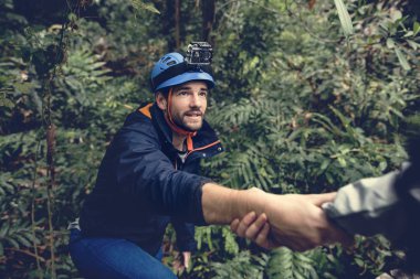 El el yardım tutarak