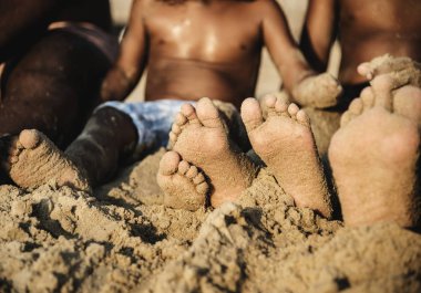 Afrika aile kumsalda oturup kadeh kırpılmış