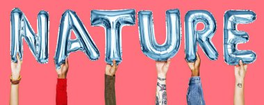 Balonlar kelime gösteren eller