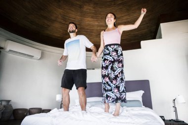 Genç çift yatakta atlama