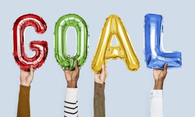 Metin hedef oluşturan renkli alfabe helyum balonları