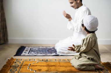 Müslüman çocuk öğrenme Allah'a dua yapmak