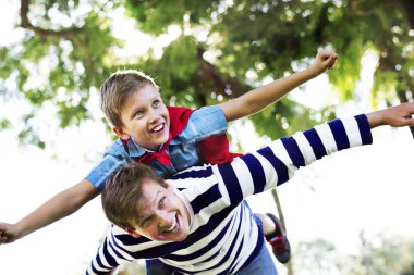 Süper kahraman çocuk babası arka yüzünde uçan