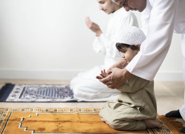 Müslüman çocuk öğrenme Allah'a dua yapmak